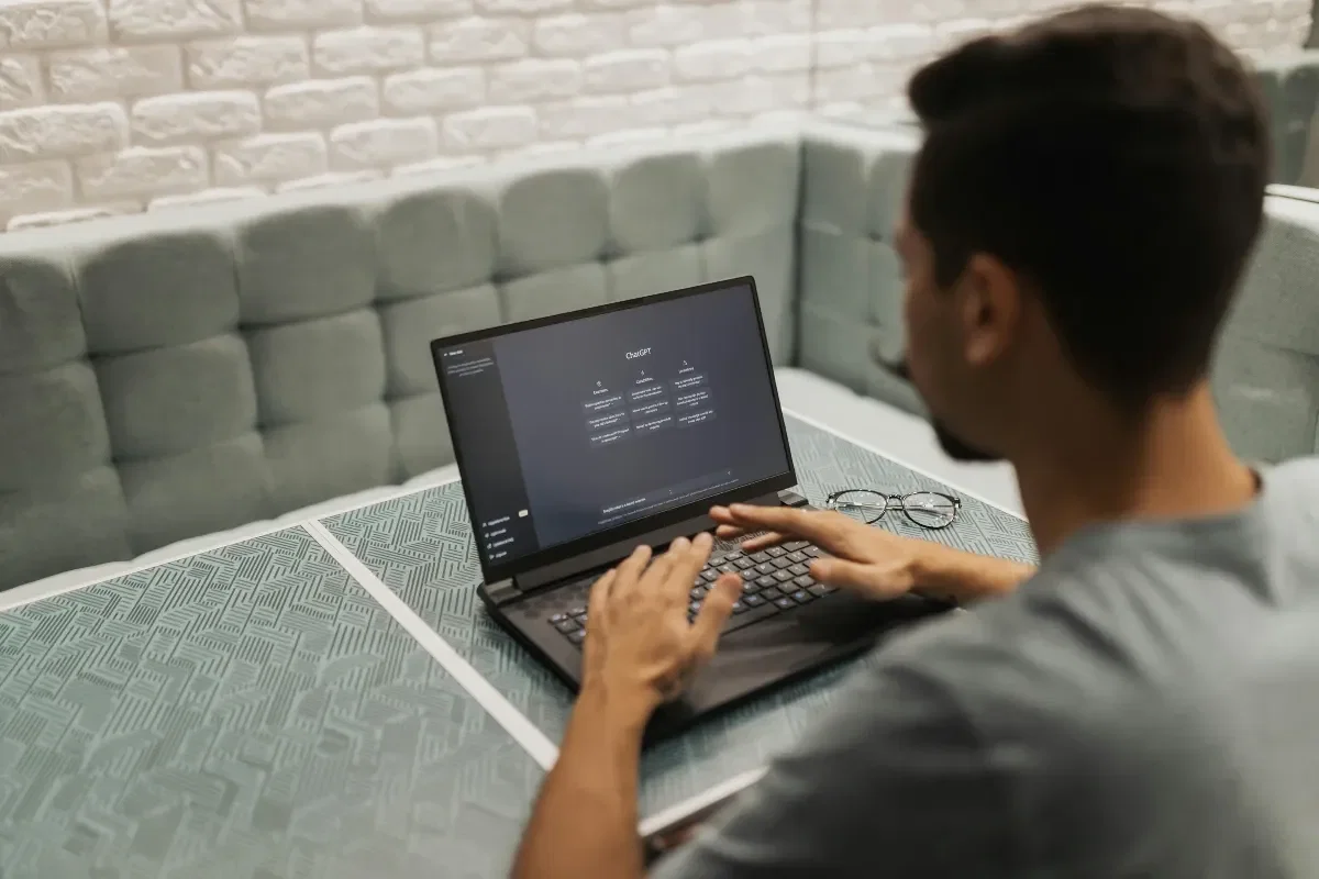 homem com notebook aberto em Inteligência Artificial