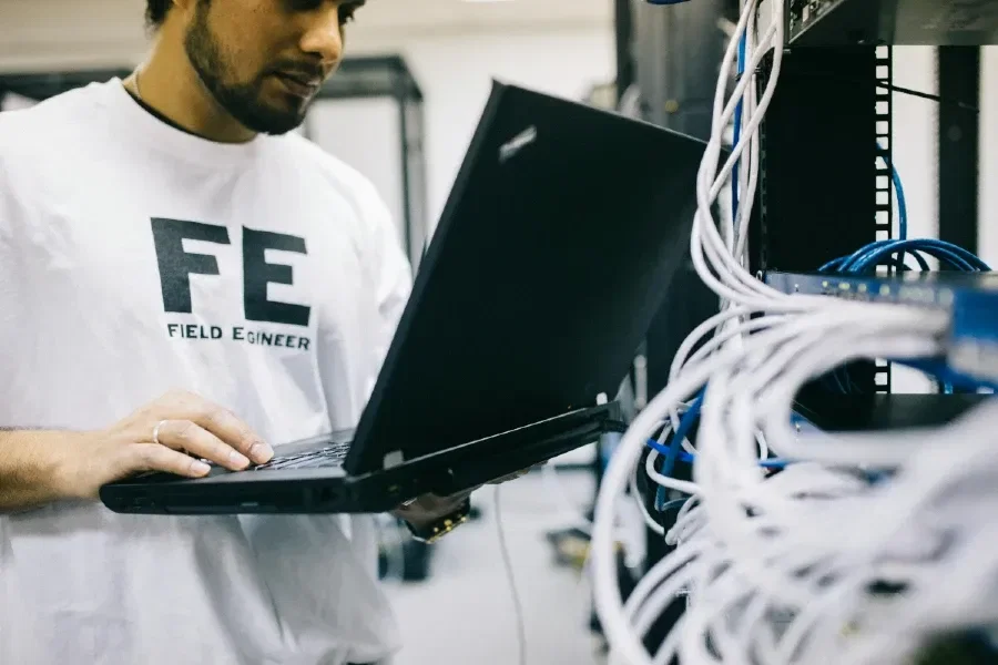 homem com notebook de locação HaaS