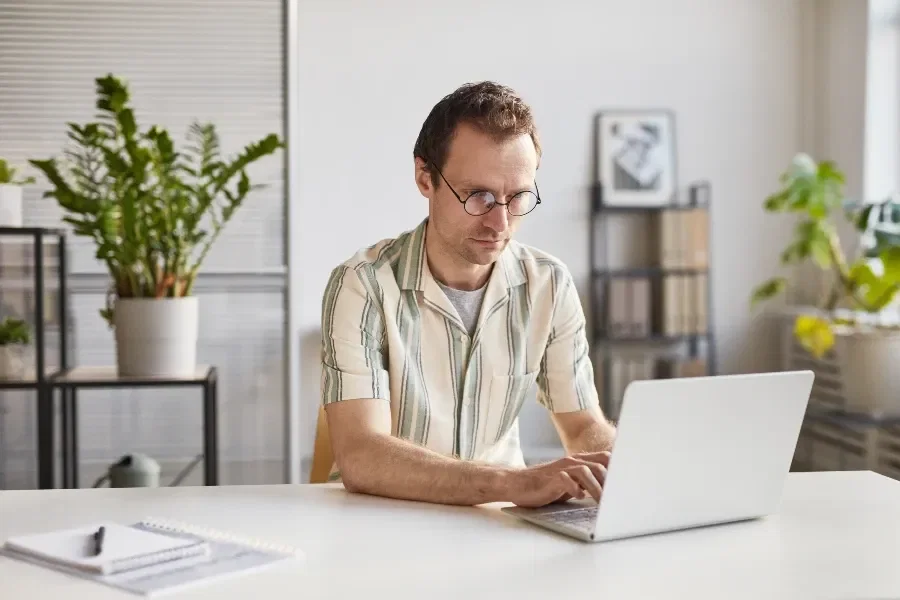 homem utilizando notebook para trabalho